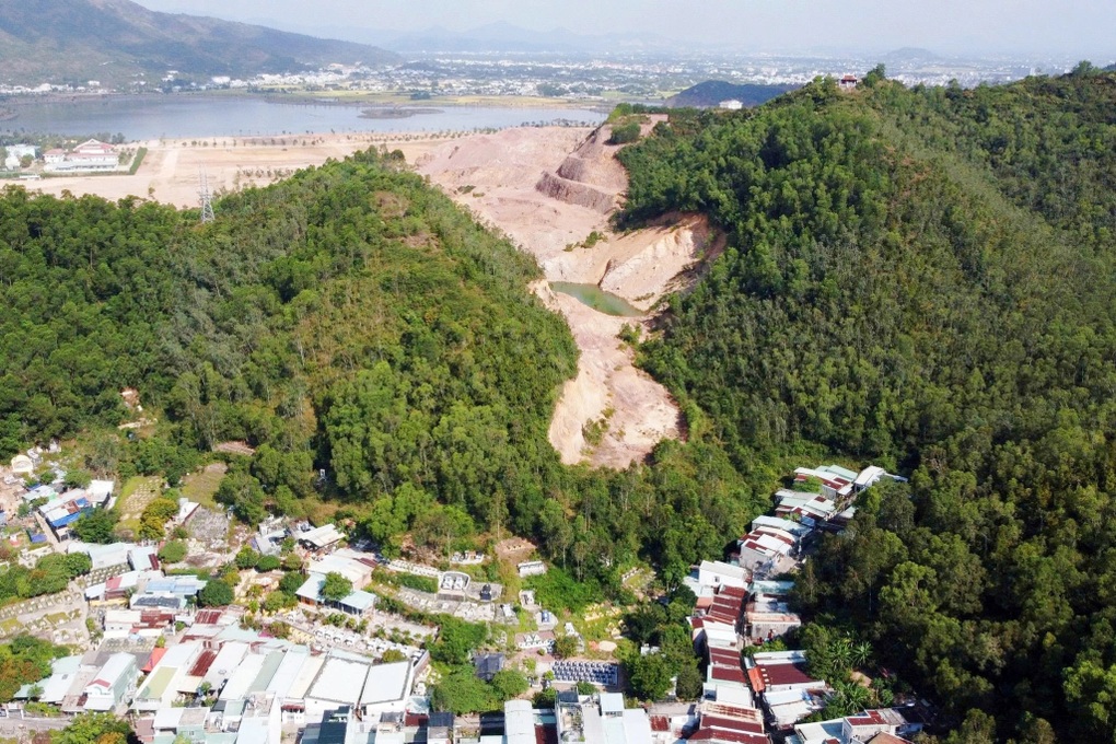 Đường 1,4km thi công ì ạch nhiều năm bị rút ngắn còn hơn 300m - 1 Đường 1,4km thi công ì ạch nhiều năm bị rút ngắn còn hơn 300m - 1