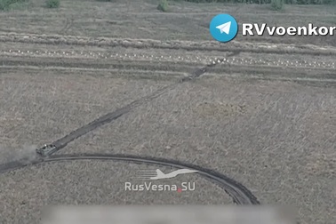 Công binh Ukraine phá hàng rào răng rồng mở đường tấn công Kursk