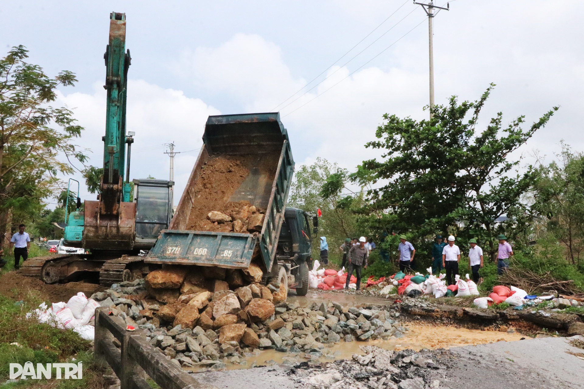 Đê sông Vinh liên tiếp bị sự cố, lực lượng chức năng căng sức vá đường - 8