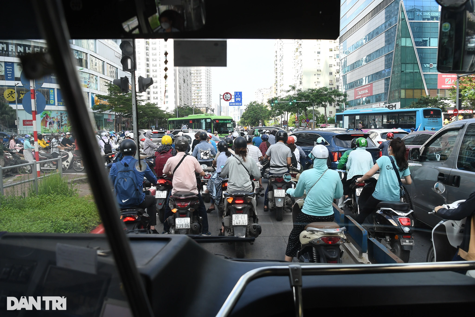 BRT sau 6 năm hoạt động: Đói khách, bị các phương tiện khác chèn ép - 9 BRT sau 6 năm hoạt động: Đói khách, bị các phương tiện khác chèn ép - 9