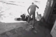 Say rượu đi gây sự, gặp ngay chủ nhà có võ judo