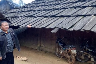 Lạ: Ngôi làng 100% hộ nghèo nhưng nhà nào cũng làm bằng gỗ quý pơmu