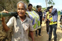 Cả làng khiêng người bệnh chạy đua với… tử thần