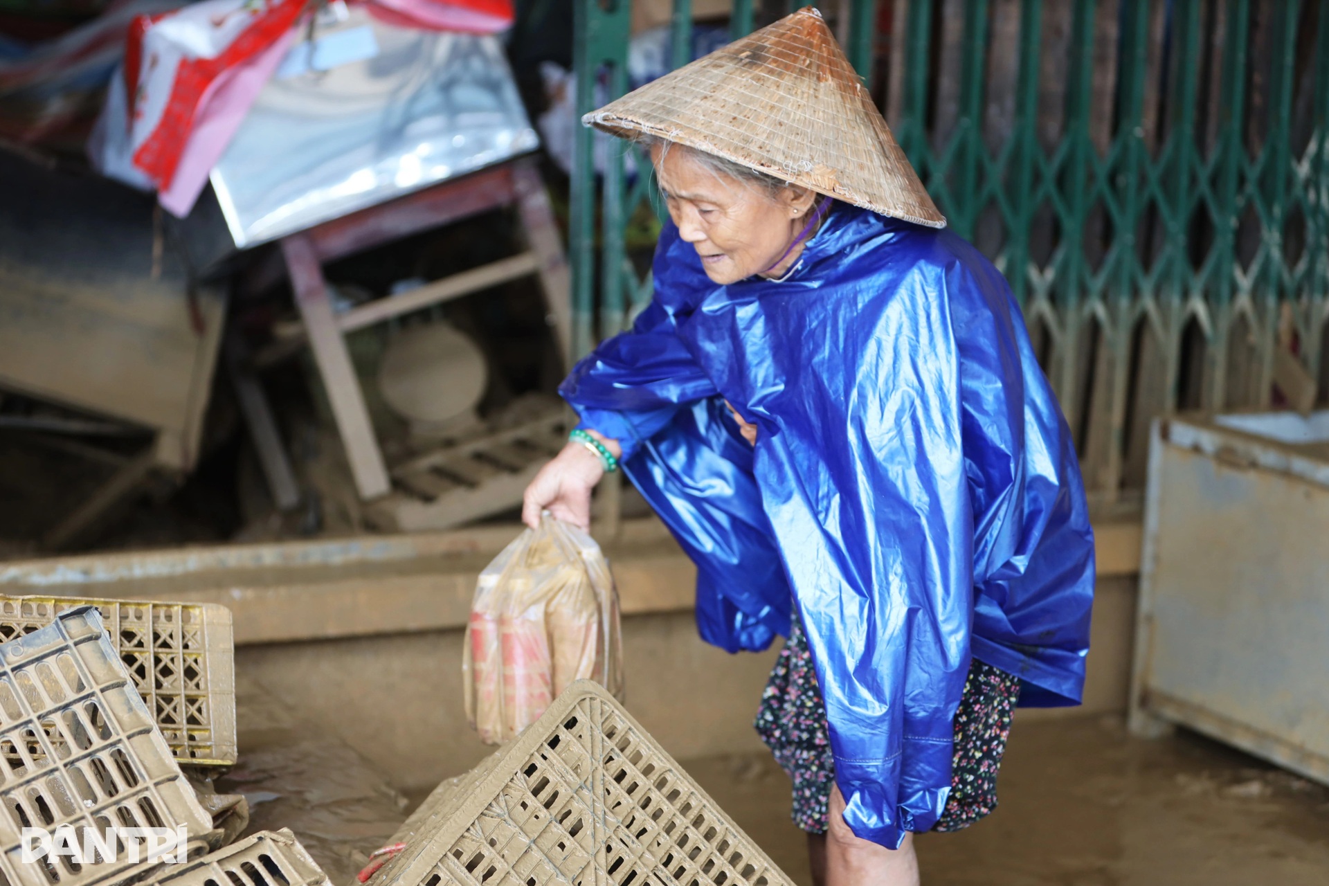 Chợ truyền thống lớn nhất Huế tan hoang sau lũ, nhiều mặt hàng khan hiếm - 9 Chợ truyền thống lớn nhất Huế tan hoang sau lũ, nhiều mặt hàng khan hiếm - 9