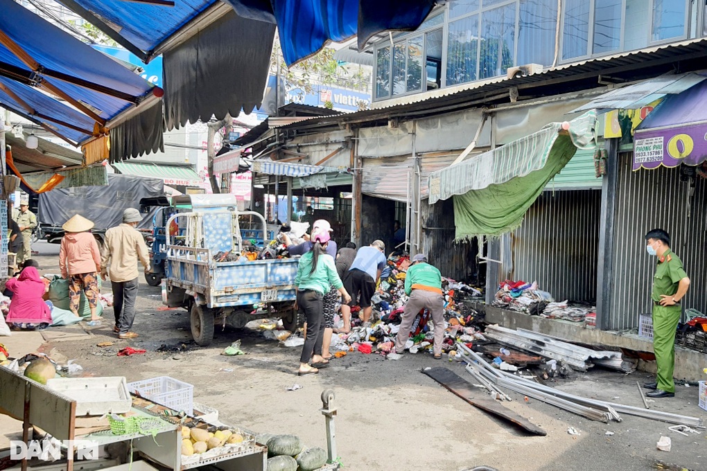 Lửa bao trùm 2 ki ốt quần áo trong chợ ở TPHCM - 2 Lửa bao trùm 2 ki ốt quần áo trong chợ ở TPHCM - 2