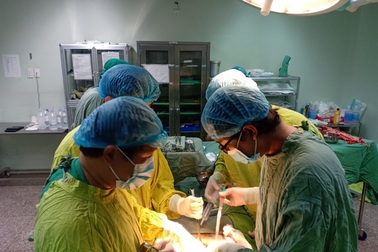 15 bác sĩ  phối hợp cứu sống cô gái trẻ bị tai nạn giao thông nguy kịch