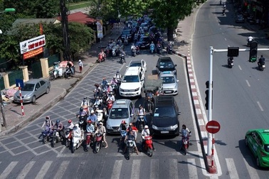 Bị xe máy chặn phía trước, dừng ô tô trên vạch mắt võng có bị phạt không?