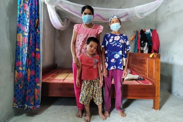 "Người đàn bà sống trong chuồng bò", bỏ viện vì không có tiền phẫu thuật