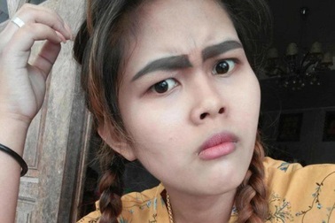 Nhan sắc gây cười của cô gái xăm lông mày hỏng