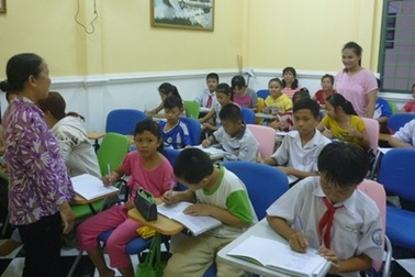 Cô giáo làng mở lớp dạy tiếng Anh miễn phí cho trẻ em, công nhân nghèo