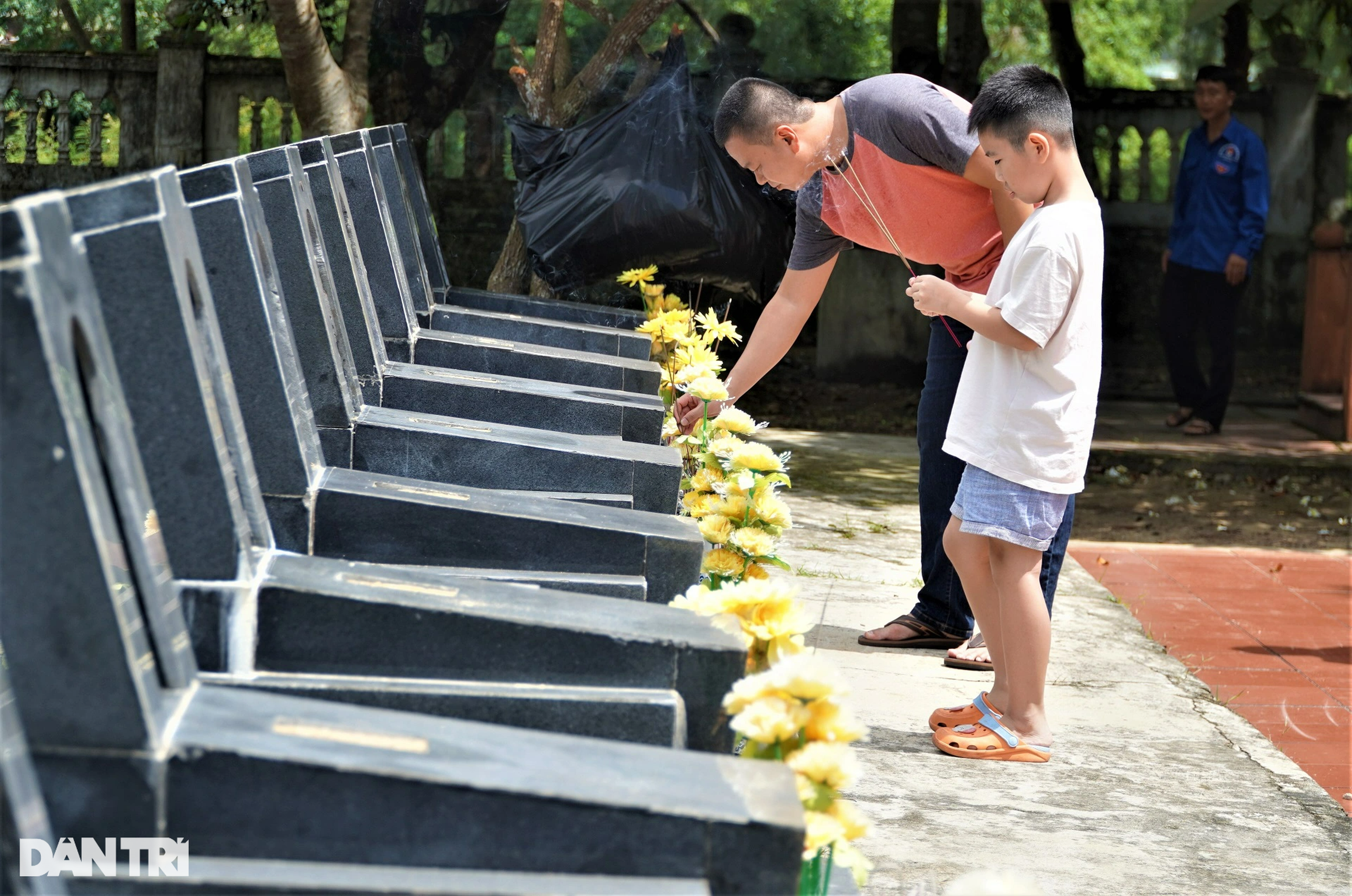 Ngôi mộ chung nơi máu xương của 53 liệt sĩ hòa quyện vào đất - 8 Ngôi mộ chung nơi máu xương của 53 liệt sĩ hòa quyện vào đất - 8