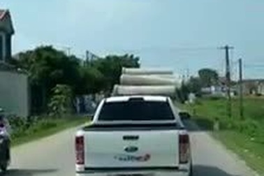 Rùng mình xe tải chở ống bê tông không được buộc kỹ vẫn lao nhanh trên đường
