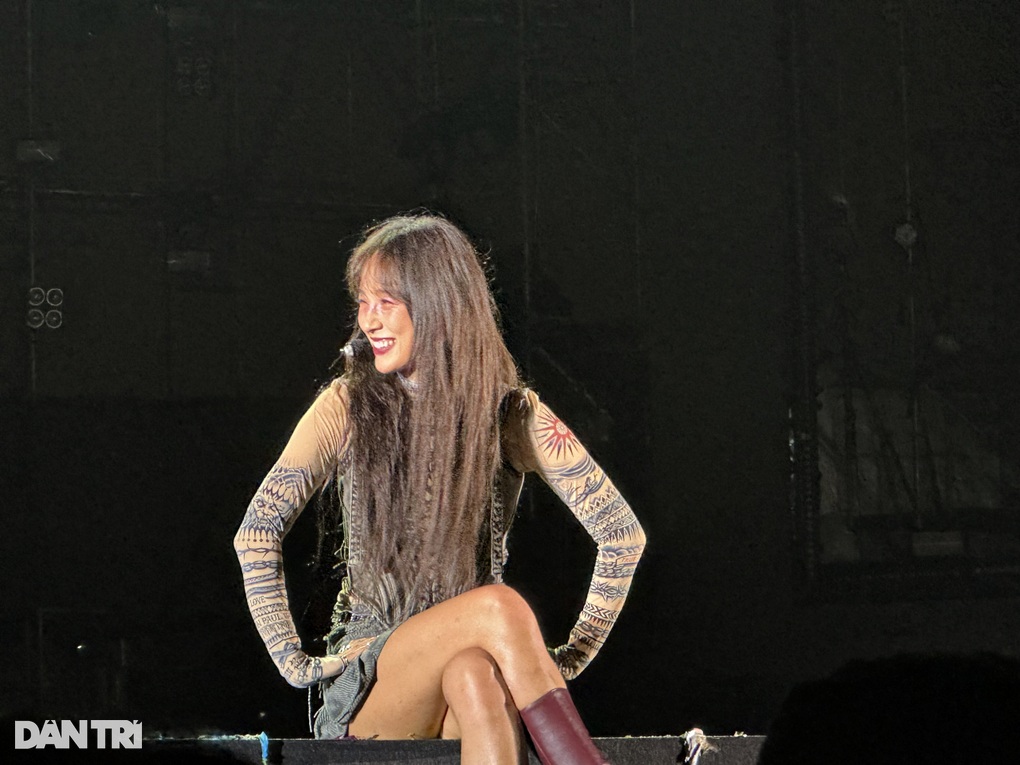 Biểu tượng gợi cảm Lee Hyori trình diễn bùng nổ tại Việt Nam - 2 Biểu tượng gợi cảm Lee Hyori trình diễn bùng nổ tại Việt Nam - 2