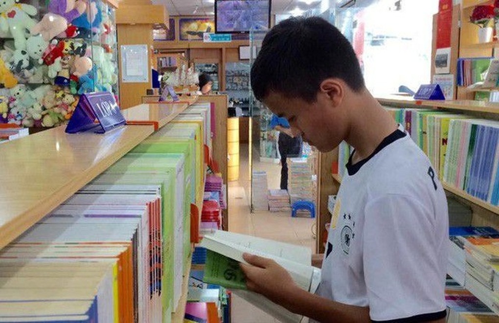 Vào học hơn nửa tháng, phụ huynh vẫn chật vật tìm mua sách giáo khoa - 2 Vào học hơn nửa tháng, phụ huynh vẫn chật vật tìm mua sách giáo khoa - 2