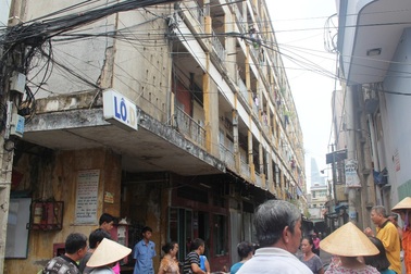 Di dời khẩn cấp các hộ dân sống trong chung cư dọa sập