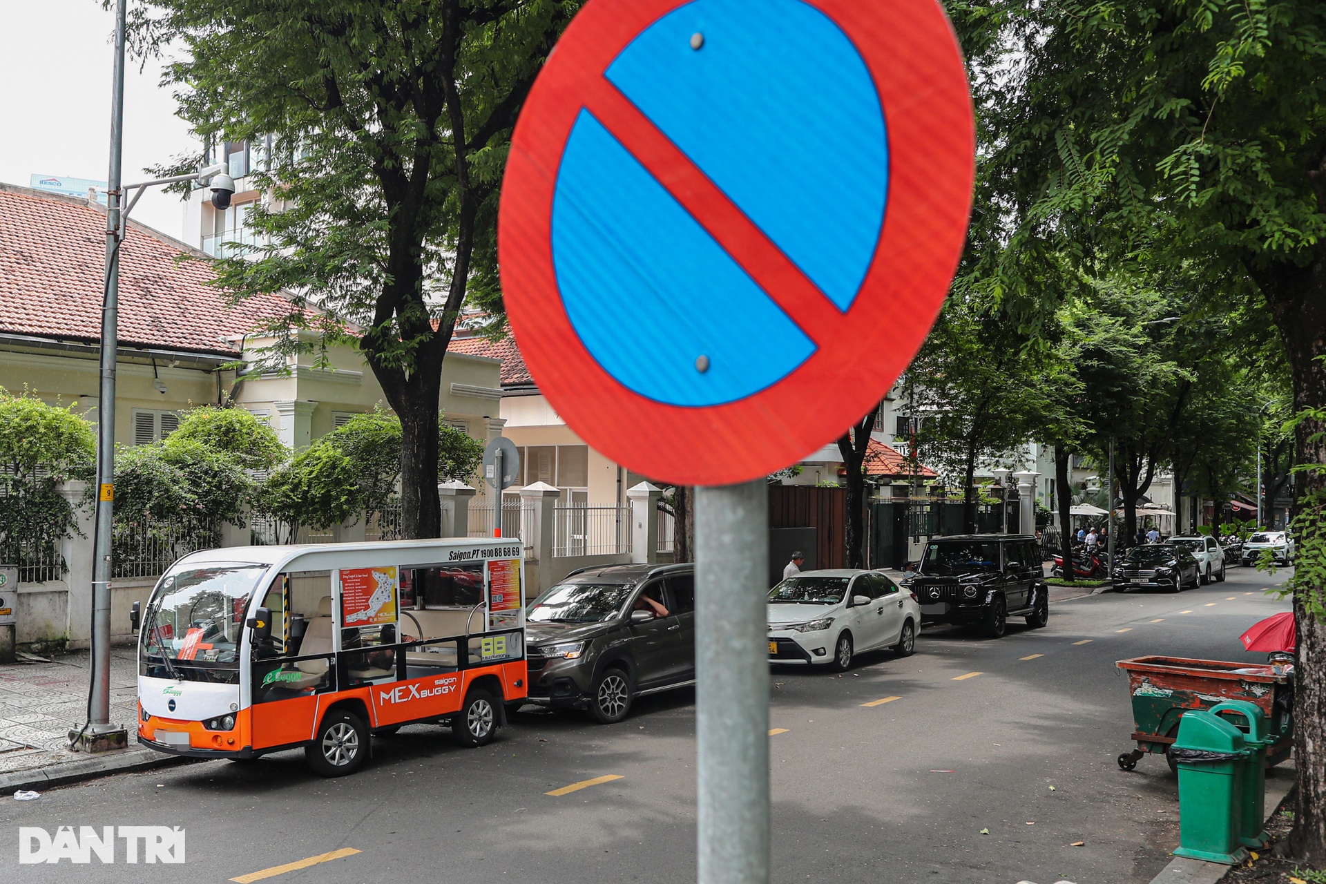 CSGT bắt tại trận nhiều ô tô đỗ sai quy định ở TPHCM - 9 CSGT bắt tại trận nhiều ô tô đỗ sai quy định ở TPHCM - 9