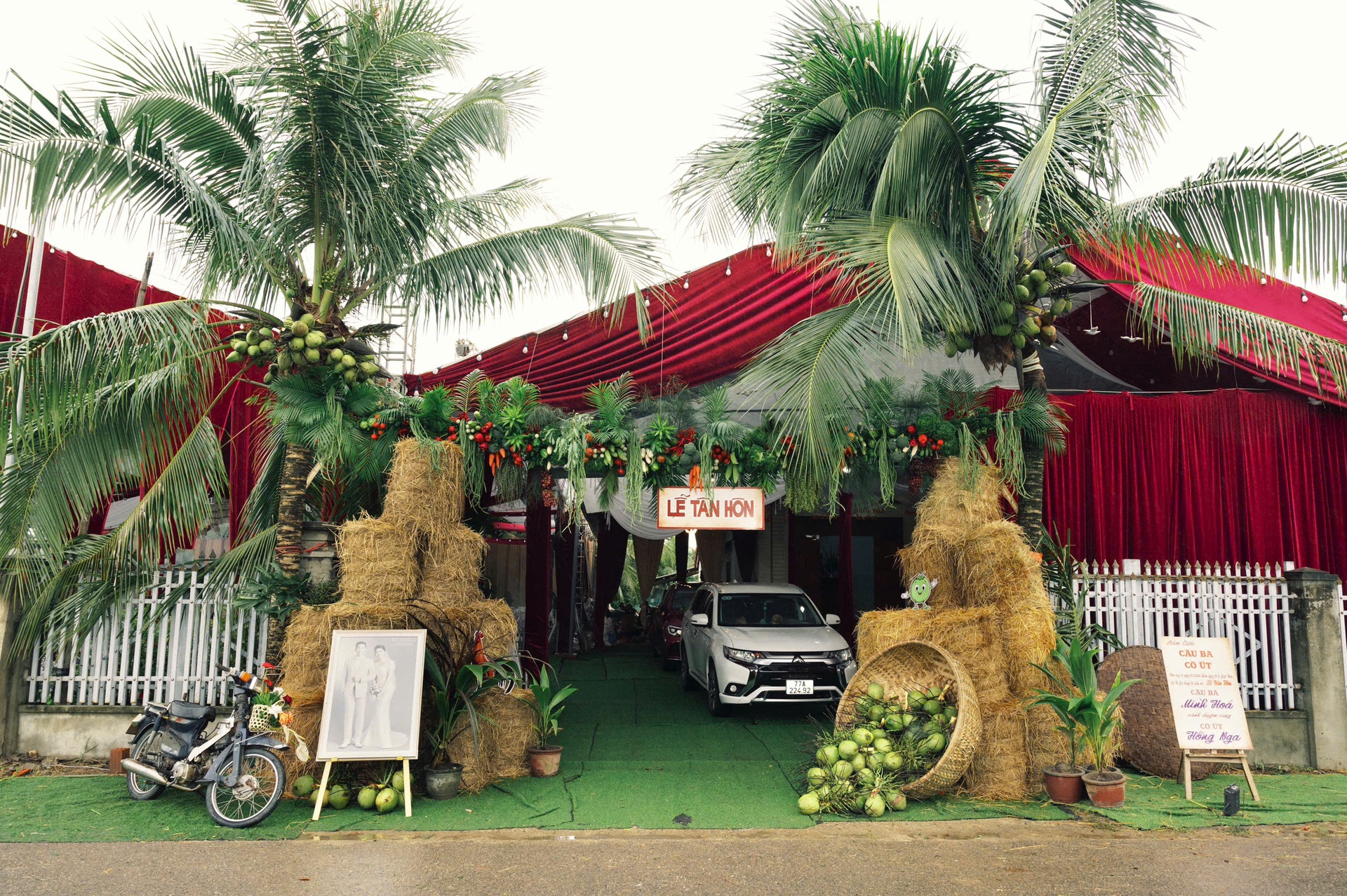 Cặp đôi Bình Định trang trí lễ cưới bằng 1 tấn rau củ, tặng khách mang về - 6 Cặp đôi Bình Định trang trí lễ cưới bằng 1 tấn rau củ, tặng khách mang về - 6