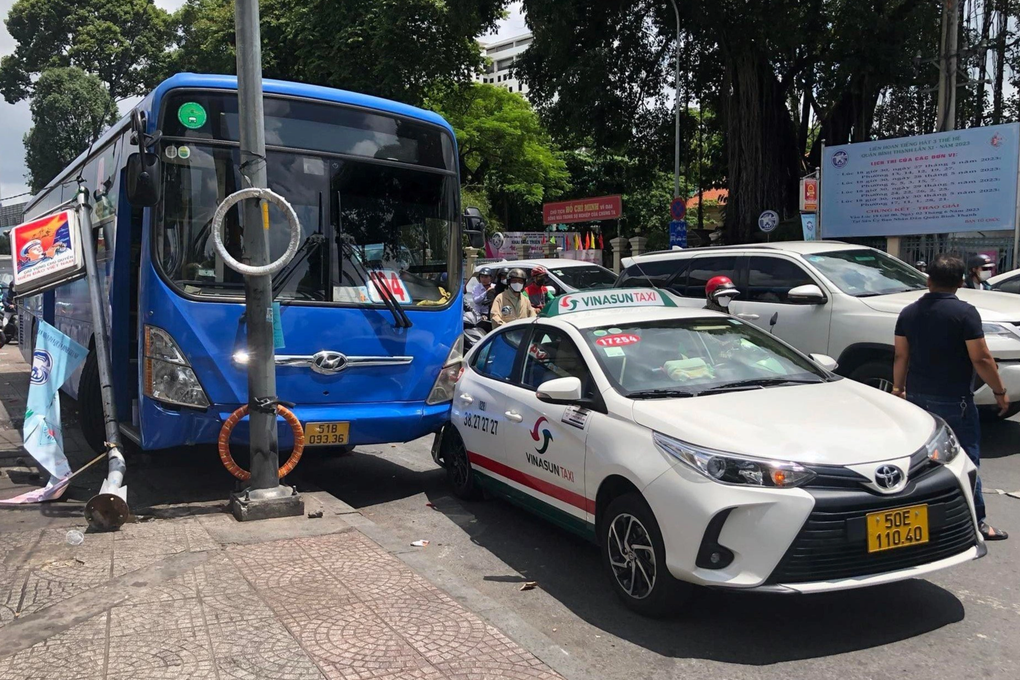 Xe buýt mất phanh, tông 2 ô tô rồi lao lên vỉa hè - 1 Xe buýt mất phanh, tông 2 ô tô rồi lao lên vỉa hè - 1