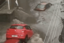 Khoảnh khắc lũ lụt cuốn người, xe cộ ở Ấn Độ