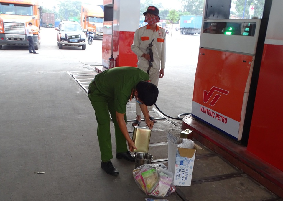 Đồng Nai: Khám xét thêm 16 điểm kinh doanh liên quan đến đường dây xăng giả - 3 Đồng Nai: Khám xét thêm 16 điểm kinh doanh liên quan đến đường dây xăng giả - 3