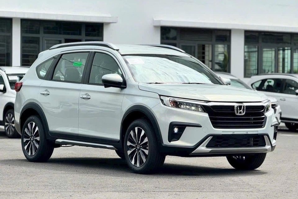 이 7인승 하이브리드 모델은 판매 첫 달 동안 판매 돌파구를 마련하지 못했습니다. Tháng đầu mở bán, mẫu xe Hybrid 7 chỗ này chưa tạo đột phá về doanh số - 3