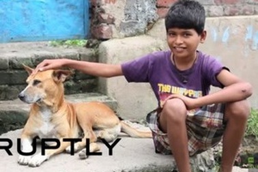Cậu bé 10 tuổi nghiện... bú sữa từ chó