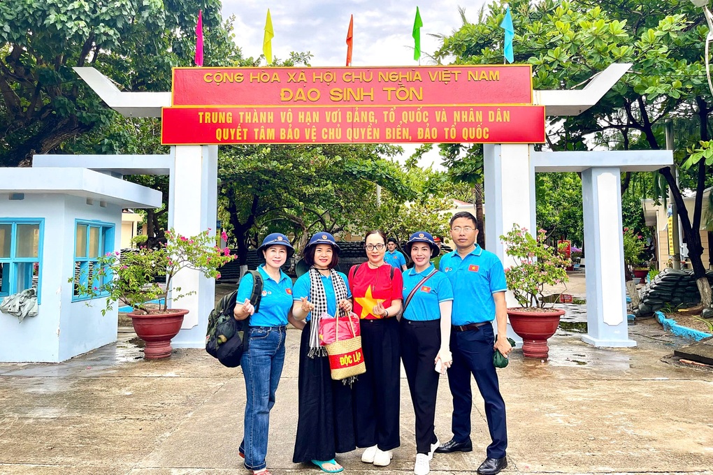 Chiếc túi Độc lập và hành trình từ đất liền ra Trường Sa - 1 Chiếc túi Độc lập và hành trình từ đất liền ra Trường Sa - 1