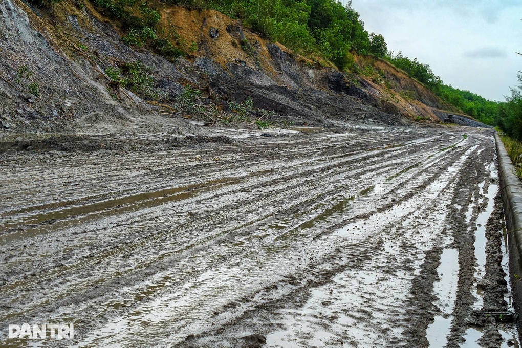 Đất đá tiếp tục sạt lở, tràn xuống tuyến đường vành đai phía Tây ở Đà Nẵng - 2