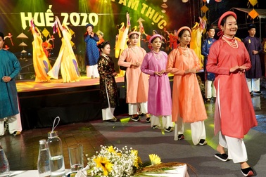 Bừng sắc áo dài xưa tại cố đô Huế