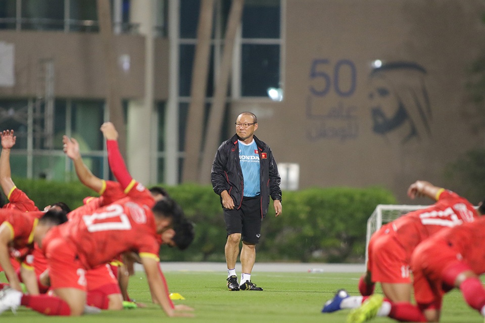 Đội tuyển Việt Nam tập luyện giữa thời tiết 41 độ C tại UAE - 2 Đội tuyển Việt Nam tập luyện giữa thời tiết 41 độ C tại UAE - 2