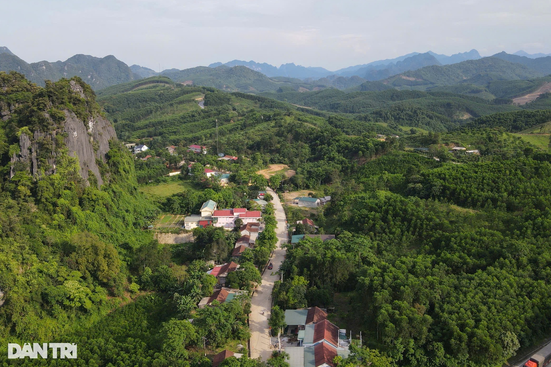 Khám phá không trung thiết lộ dài 65km nối Việt - Lào ở thế kỷ XX - 4 Khám phá không trung thiết lộ dài 65km nối Việt - Lào ở thế kỷ XX - 4