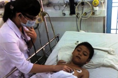 Bé trai 9 tuổi suýt mất mạng vì bị điện giật