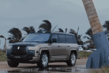 Hãng ô tô Trung Quốc thử nghiệm tình huống cây lớn đổ đè xuống nóc xe