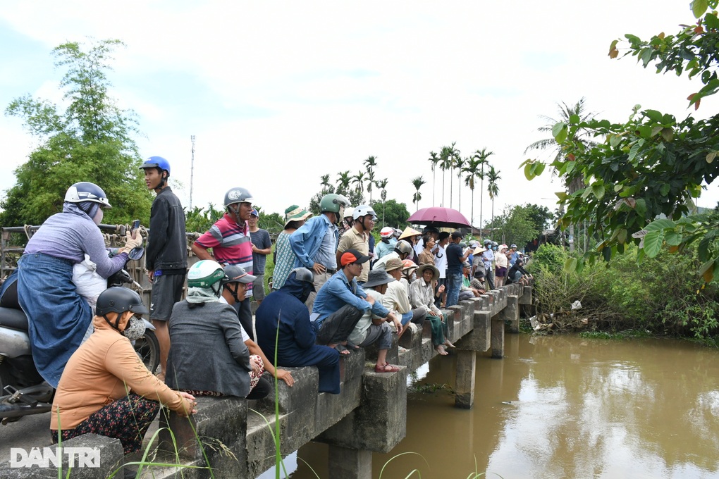 Vụ hai ông cháu thoát chết khi ô tô lao xuống sông: Không rõ vì sao kính mở - 3 Vụ hai ông cháu thoát chết khi ô tô lao xuống sông: Không rõ vì sao kính mở - 3
