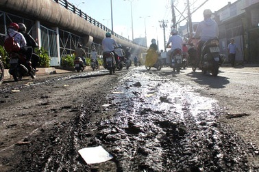 Bùn thải hôi thối đổ đầy mặt đường