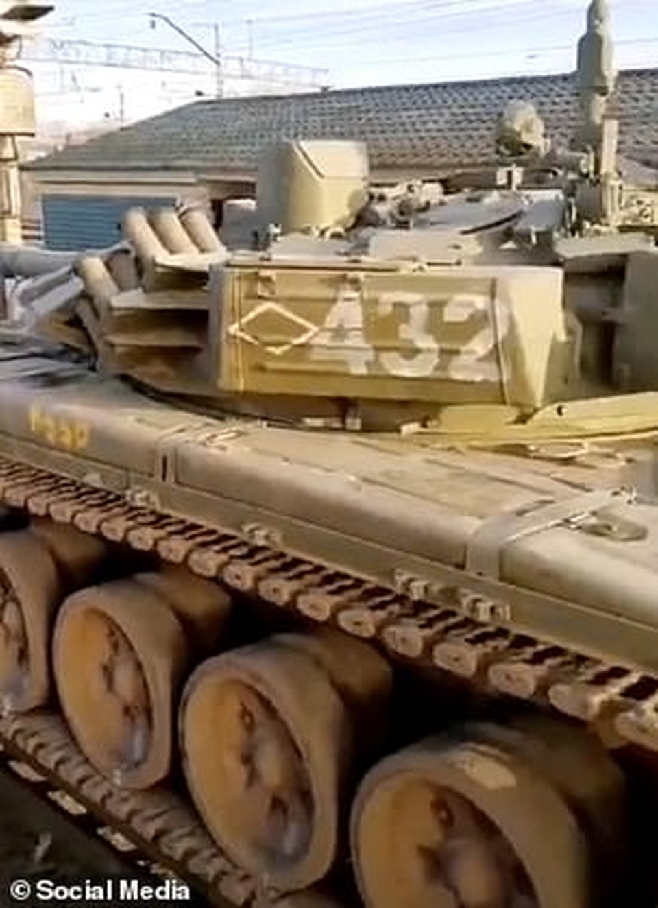 Nga bị nghi đưa thêm xe tăng, vũ khí áp sát biên giới Ukraine - 6 Nga bị nghi đưa thêm xe tăng, vũ khí áp sát biên giới Ukraine - 6