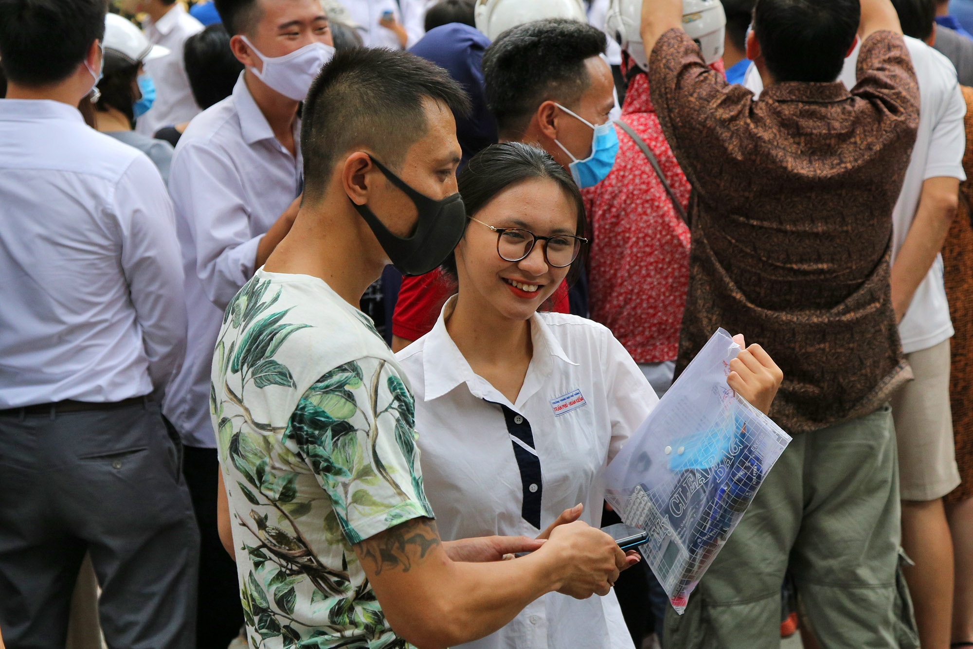 Hình ảnh cảm động bên ngoài phòng thi môn Văn - 13 Hình ảnh cảm động bên ngoài phòng thi môn Văn - 13