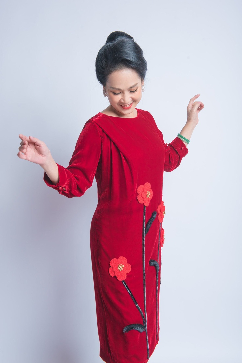 Mẹ chồng Lan Hương trẻ trung, sang trọng với đầm nhung - 3 Mẹ chồng Lan Hương trẻ trung, sang trọng với đầm nhung - 3