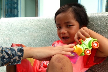 Bừng sáng nụ cười trên gương mặt cháu bé 3 tuổi bị bạo hành