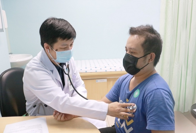 ThS BS. Lương Cao Sơn – Phó trưởng khoa Nội tim mạch BV ĐHYD TP.HCM khám cho người bệnh