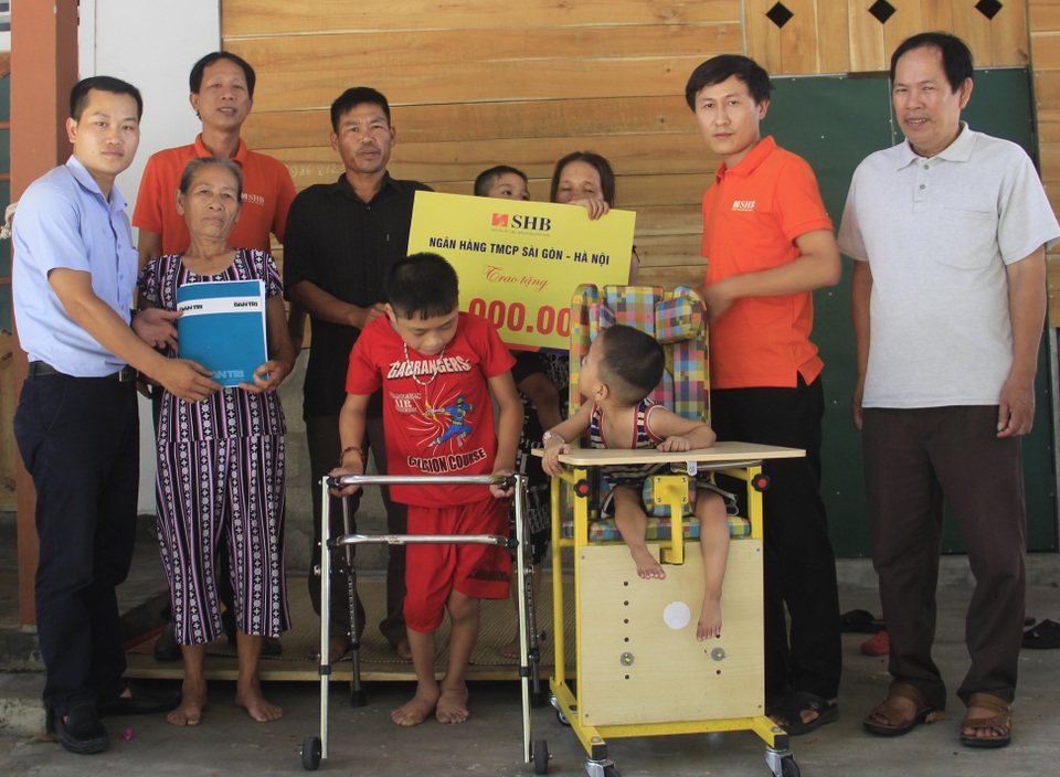 Bạn đọc Dân trí giúp đỡ 3 cháu bé bị bại não hơn 50 triệu đồng - 1 Bạn đọc Dân trí giúp đỡ 3 cháu bé bị bại não hơn 50 triệu đồng - 1