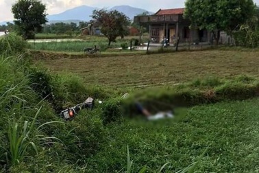 Đang đi trên đường, 2 người bị điện giật tử vong