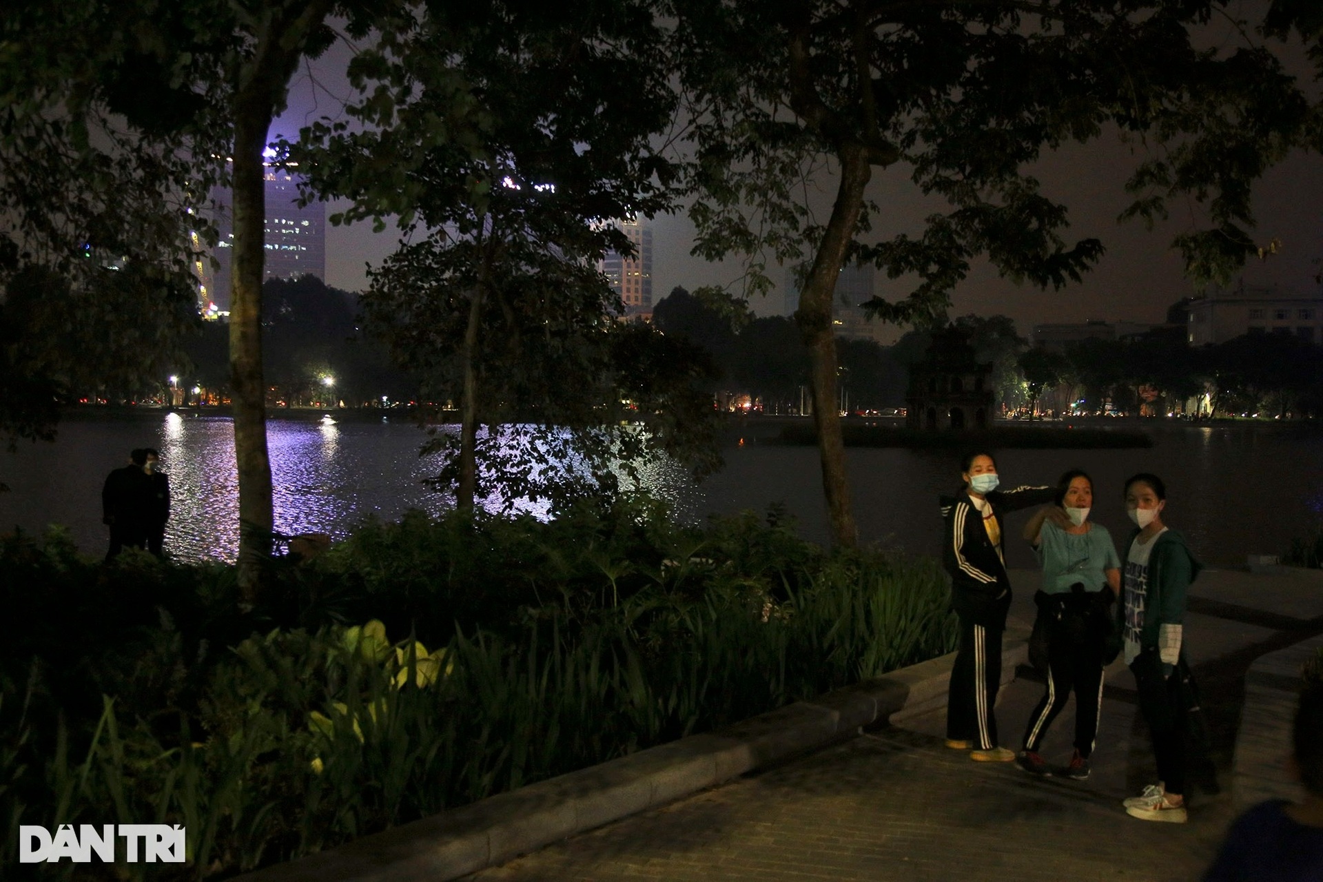 Hồ Gươm tắt đèn tưởng niệm nạn nhân tử vong trong đại dịch Covid-19 - 13