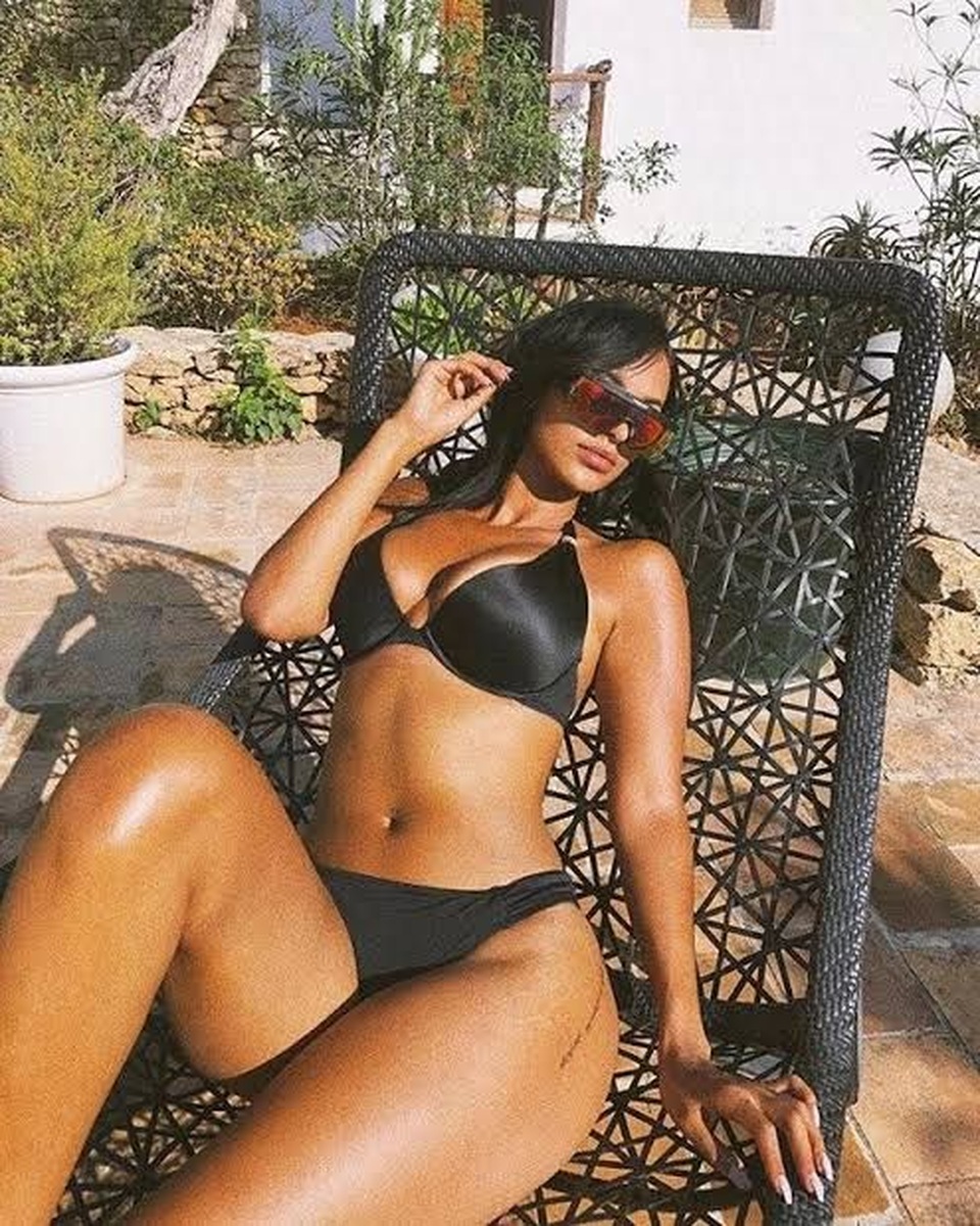 Vẻ bốc lửa của MC triệu phú Maya Jama - 4 Vẻ bốc lửa của MC triệu phú Maya Jama - 4