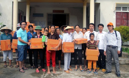 Báo Dân trí cùng doanh nghiệp chia sẻ khó khăn với người dân rốn lũ xứ Nghệ 