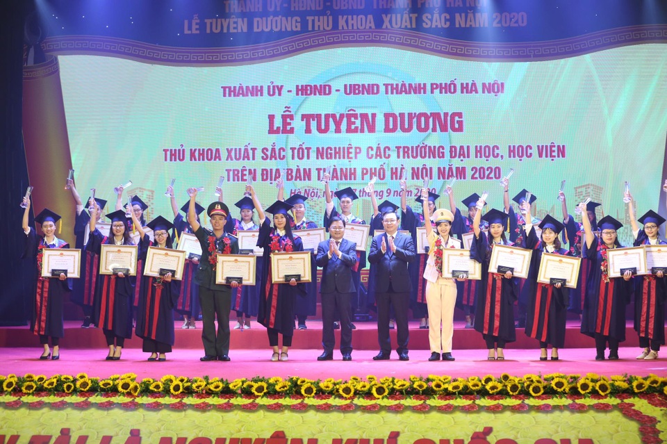 Hà Nội tuyên dương 88 thủ khoa xuất sắc tốt nghiệp đại học - 3 Hà Nội tuyên dương 88 thủ khoa xuất sắc tốt nghiệp đại học - 3