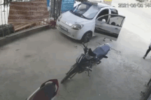 Người lớn bất cẩn, bé trai lên ghế lái ô tô gây náo loạn