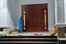 Người phụ nữ cởi quần áo cố thủ trong nhà để phản đối cách ly tập trung