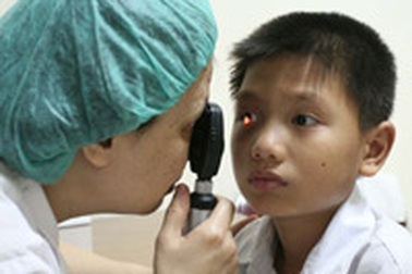 Đau mắt đỏ: Tự điều trị có thể bị mù lòa