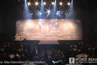 Những sải bước trong phần trình diễn trang phục dân tộc, trang phục áo tắm,... của Thùy Dung tại chung kết Miss International